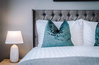 Cosy and Modern 1 Bed Central Apartment Sleeps 5