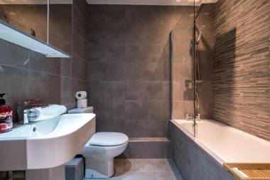 Luxury Central Balcony Netflix & Parking