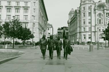 SideMersey Livings - Central Stay In 2 Bedroom Apartment with Parking