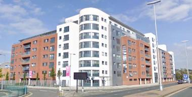 SideMersey Livings - Central Stay In 2 Bedroom Apartment with Parking