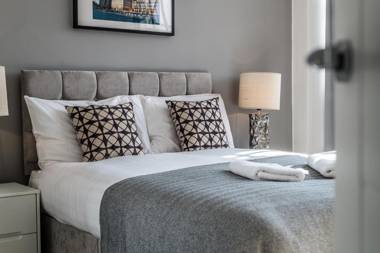 Manhattan Style Apartment with Balcony