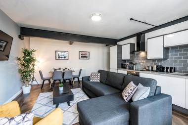 Manhattan Style Apartment with Balcony