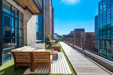 Charming 3Bed Manhattan Style Apt with Large Roof Terrace Parking and Netflix