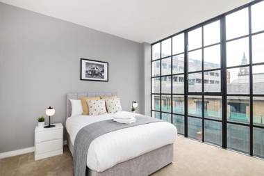 Charming 3Bed Manhattan Style Apt with Large Roof Terrace Parking and Netflix