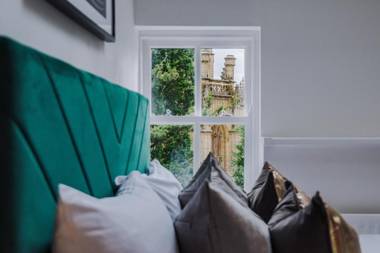 Coach House - 4 bedrooms - Beautiful Church Views - Free Parking