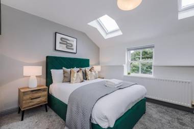 Coach House - 4 bedrooms - Beautiful Church Views - Free Parking