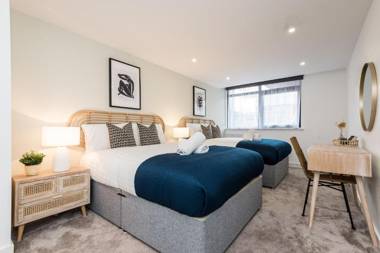 Elegant 2 Bedroom Apartment in Central Liverpool with Parking