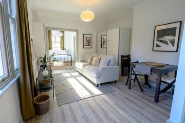 Rodney Street Luxury Townhouse Sleeps 30 Central and Stylish Apartments