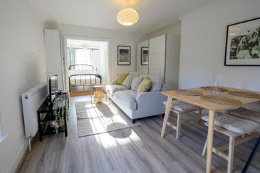 Rodney Street Luxury Townhouse Sleeps 30 Central and Stylish Apartments