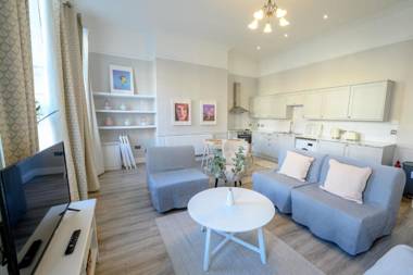 Rodney Street Luxury Townhouse Sleeps 30 Central and Stylish Apartments