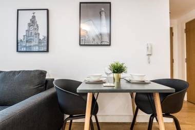 Central 2 Bedroom Apt - Sleeps 7 in Liverpool City Centre