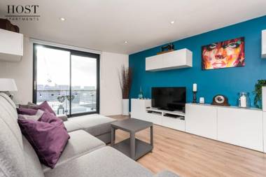 Central Penthouse with Balcony & Parking