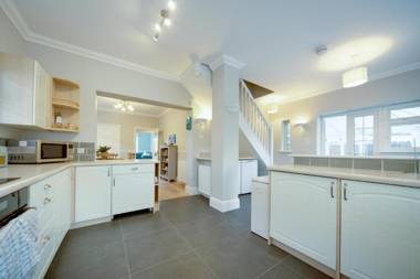 Super 5 Bedroom Family Friendly Retreat Rustington