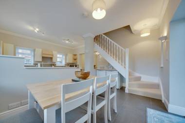 Super 5 Bedroom Family Friendly Retreat Rustington