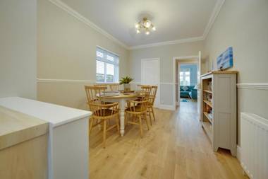 Super 5 Bedroom Family Friendly Retreat Rustington