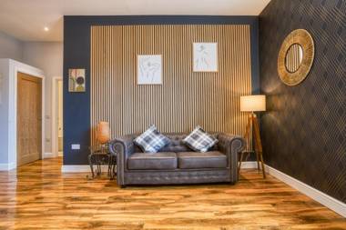 Classic 1 bedroom king size bed en suite shower centrally located free netflix and toiletries