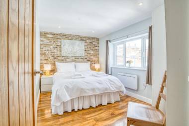 Exclusive 2 bedroom apartment centrally located free wifi netflix toiletries and hairdryer