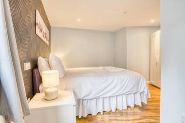 Exclusive 2 bedroom apartment centrally located free wifi netflix toiletries and hairdryer