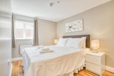 Superb 2 bedroom family apartment king size bed ensuite shower free wifi netflix and toiletries