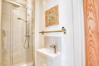 Superb 2 bedroom family apartment king size bed ensuite shower free wifi netflix and toiletries