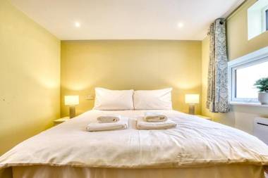 Superior 2 bedroom centrally located en-suite shower king size beds free toiletries wifi and netflix