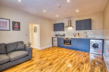 Superior 2 bedroom centrally located en-suite shower king size beds free toiletries wifi and netflix