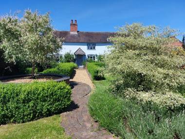 Beautiful 3 Bedroom Cottage - Picturesque Retreat