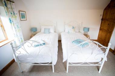 Beautiful 3 Bedroom Cottage - Picturesque Retreat