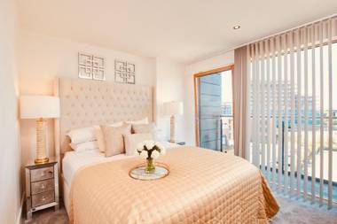 King Deluxe City Apt Large Balcony& Free Parking!