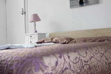 room 3/5 (3 x single bed ) - ADVO Aparts Hotel