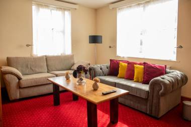 The Knighton Apartment by Paymán Club