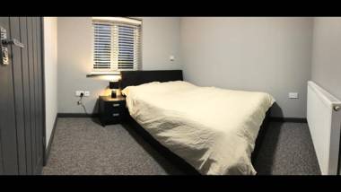 Room in House - Private En-suite Room In Town Close To Hospital