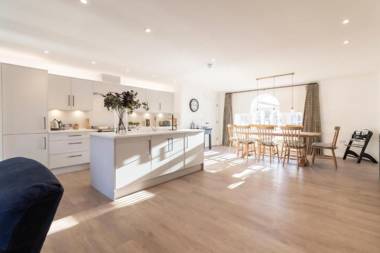 NEW Sleek & Stylish 2BD Flat - Heart of Haworth
