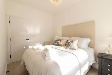 NEW Sleek & Stylish 2BD Flat - Heart of Haworth