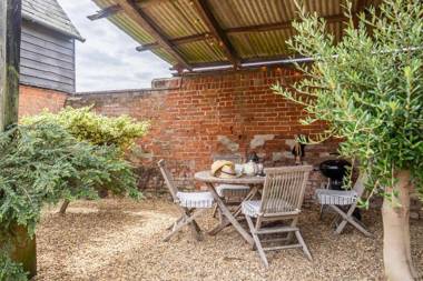 Stylish rural cottage with views over fields and the River Stour - The Granary