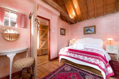 Rose Cottage rural cosiness with footpaths to the local Macro Brewery Pub