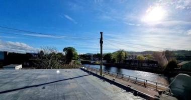 Bright 4 Bed Family Home by the Canal