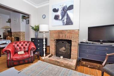 NEW Restful and Cosy 4 bed Home Minutes from Beach