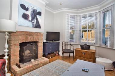 NEW Restful and Cosy 4 bed Home Minutes from Beach