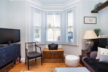 NEW Restful and Cosy 4 bed Home Minutes from Beach