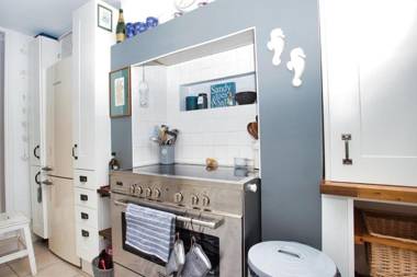 NEW Restful and Cosy 4 bed Home Minutes from Beach