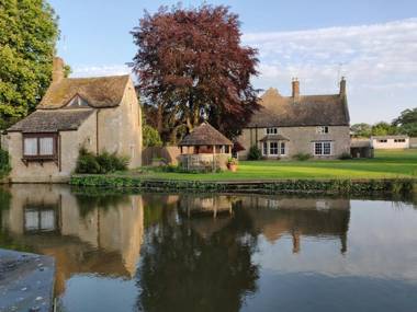 River Nene Cottages