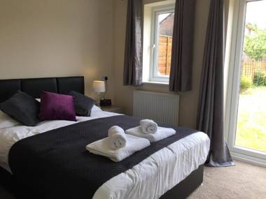 6-bedroom Contractor House with 6 bathrooms Free WiFi and Parking - Kennedy House by Your Lettings Peterborough