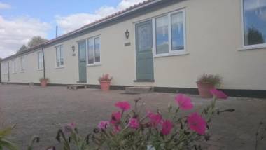 PERFECT BUSINESS ACCOMMODATION - Luxury Cottage Accommodation - Self Catering or B&B - Secure Parking - Fully equipped Kitchen - Towels & Linen