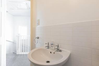 KVM - Whitebeam House great location by KVM Serviced Accommodation