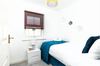 KVM - Whitebeam House great location by KVM Serviced Accommodation