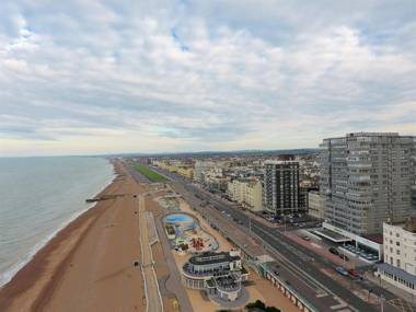 City central 2 min to the sea 4 Bedroom Townhouse wi-fi car-park