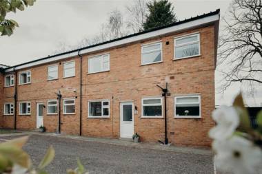 Near Hinckley Centre sleeps up to 6 spacious ground floor apartments with secure parking