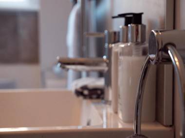 Near Hinckley Centre sleeps up to 6 spacious ground floor apartments with secure parking