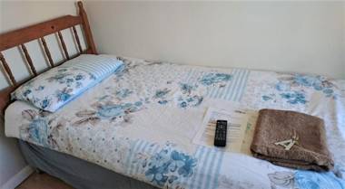 Room in Guest room - Tiny Single shared bathroom Room ssbyr